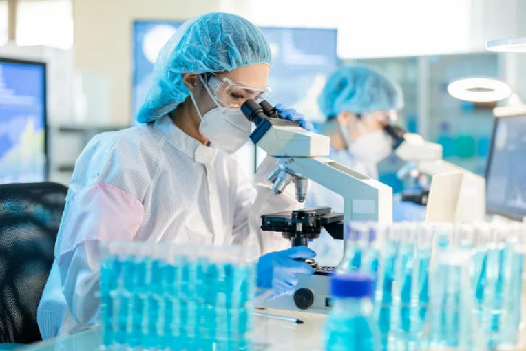 A Huak researcher performing microscopic analysis in laboratory.